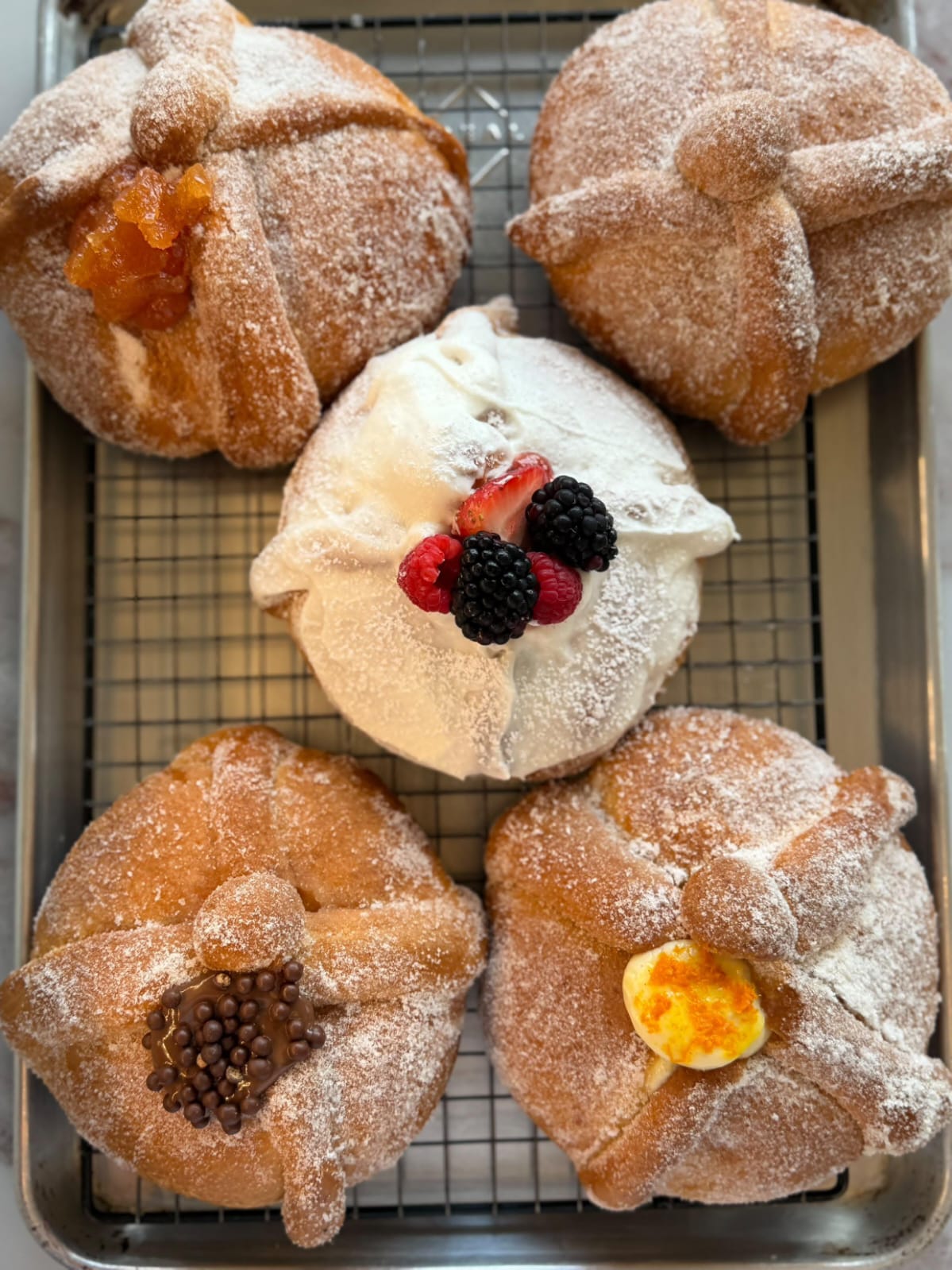 Pan de muerto Cecy Bon recién horneado